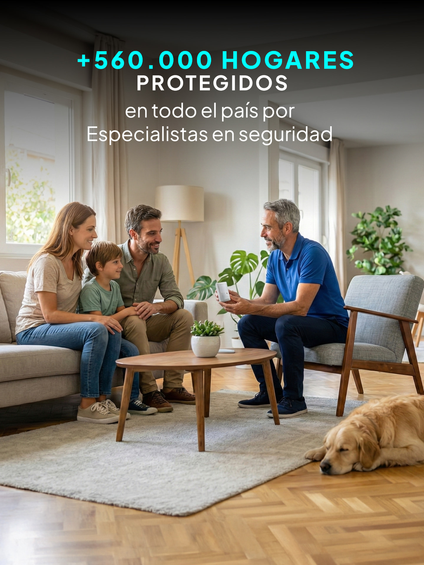 Asesor de X28 Alarmas explicando el sistema de seguridad a una familia en su casa